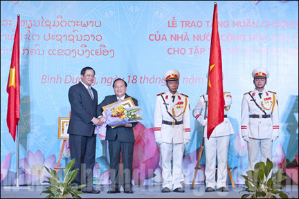 ມອບຫຼຽນໄຊ, ຫຼຽນກາ ຂອງສປປ ລາວ ໃຫ້ໝູ່ຄະນະ ແລະ ການນຳແຂວງ Binh Duong